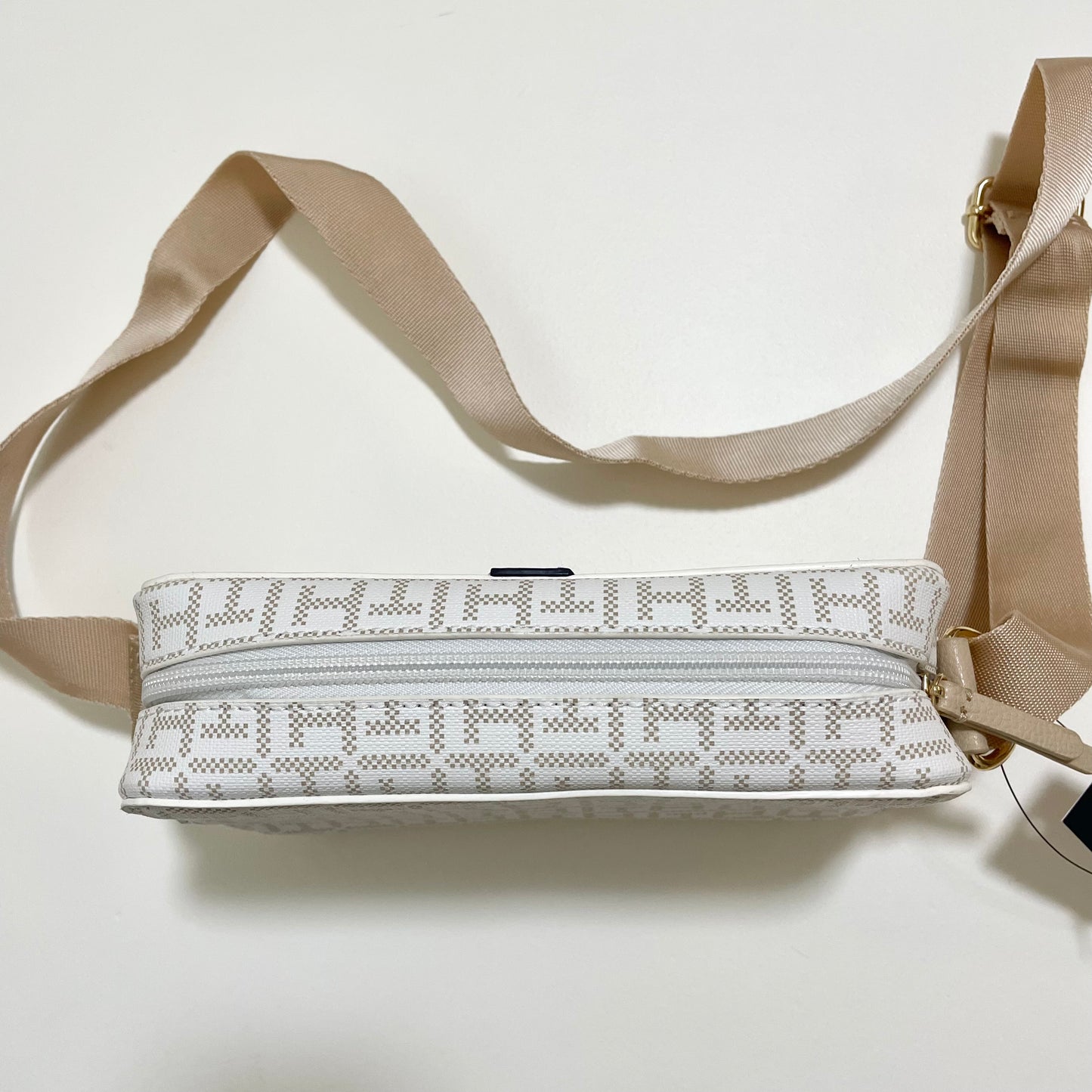 TOMMY HILFIGER トミーヒルフィガー ショルダーバッグ 斜め掛け ミニバッグ レディース 総柄 ロゴ ベージュ