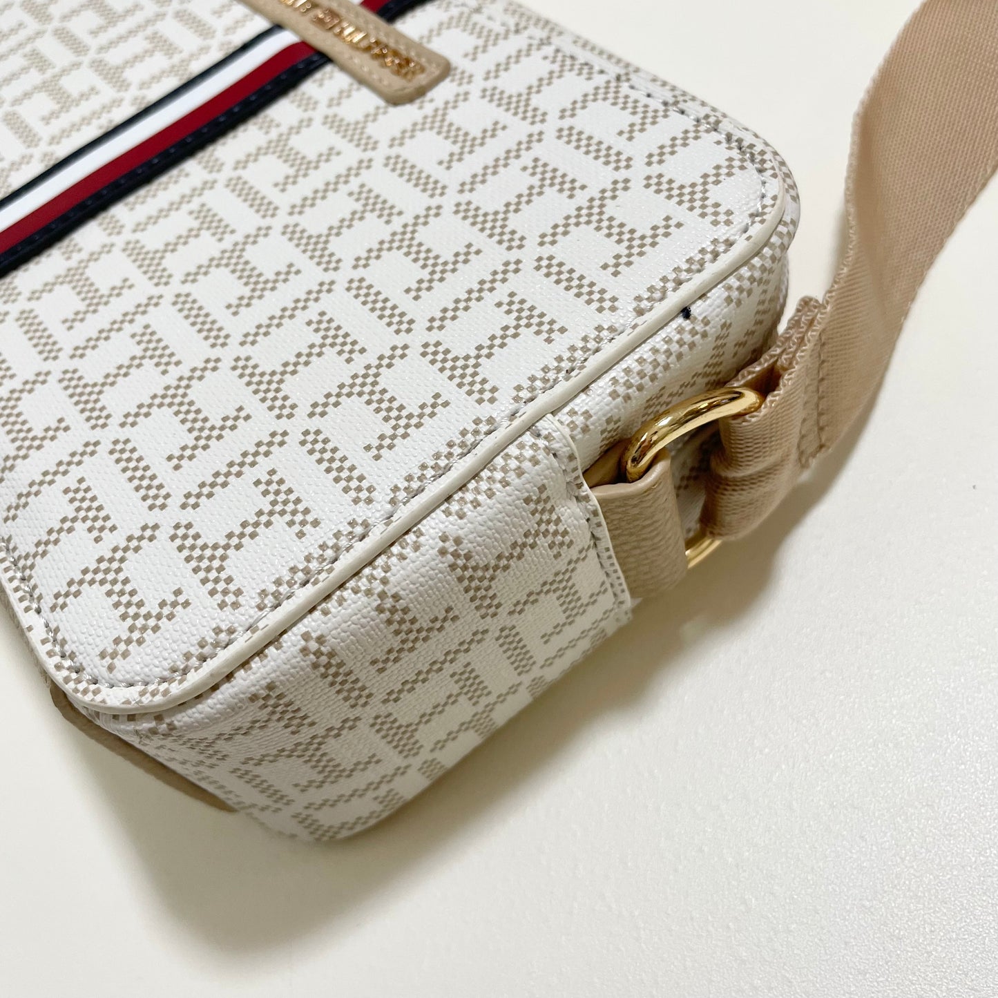 TOMMY HILFIGER トミーヒルフィガー ショルダーバッグ 斜め掛け ミニバッグ レディース 総柄 ロゴ ベージュ