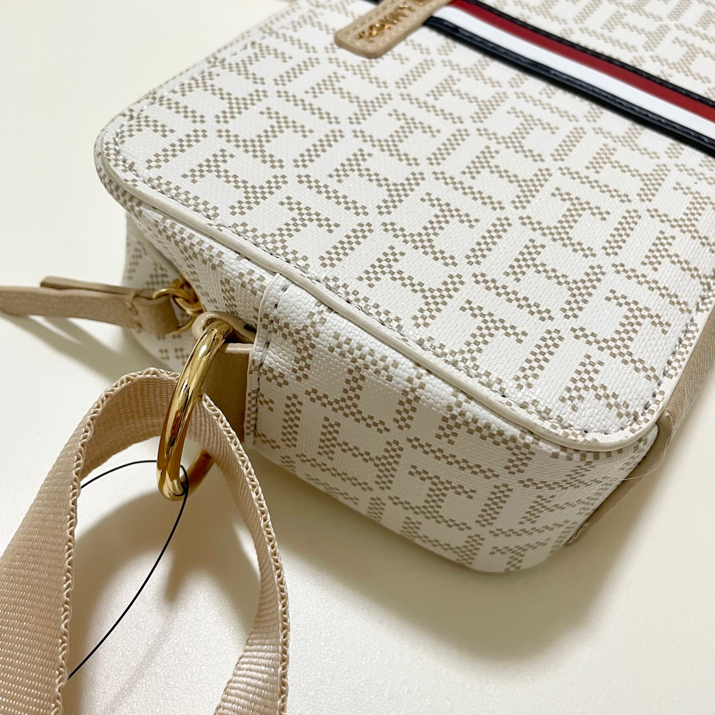 TOMMY HILFIGER トミーヒルフィガー ショルダーバッグ 斜め掛け ミニバッグ レディース 総柄 ロゴ ベージュ