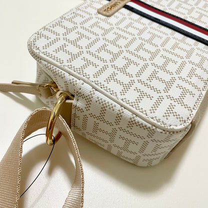 TOMMY HILFIGER トミーヒルフィガー ショルダーバッグ 斜め掛け ミニバッグ レディース 総柄 ロゴ ベージュ